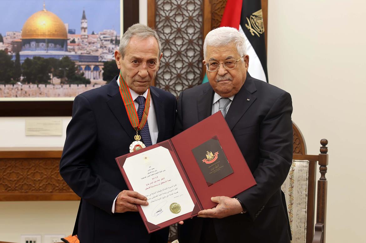 الرئيس محمود عباس خلال تقليده السفير عماد نبيل إلياس الجدع نجمة الاستحقاق من وسام دولة فلسطين (تصوير: ثائر غنايم)